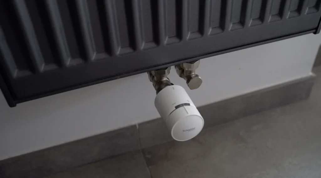 Schneider Electric CCTFR6100: Termostatický ventil kompatibilný so Zigbee Zigbee2Mqtt