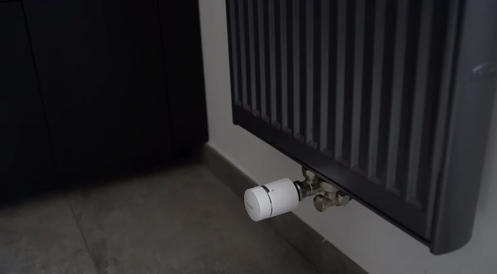 Schneider Electric CCTFR6100: Termostatický ventil kompatibilný so Zigbee Zigbee2Mqtt